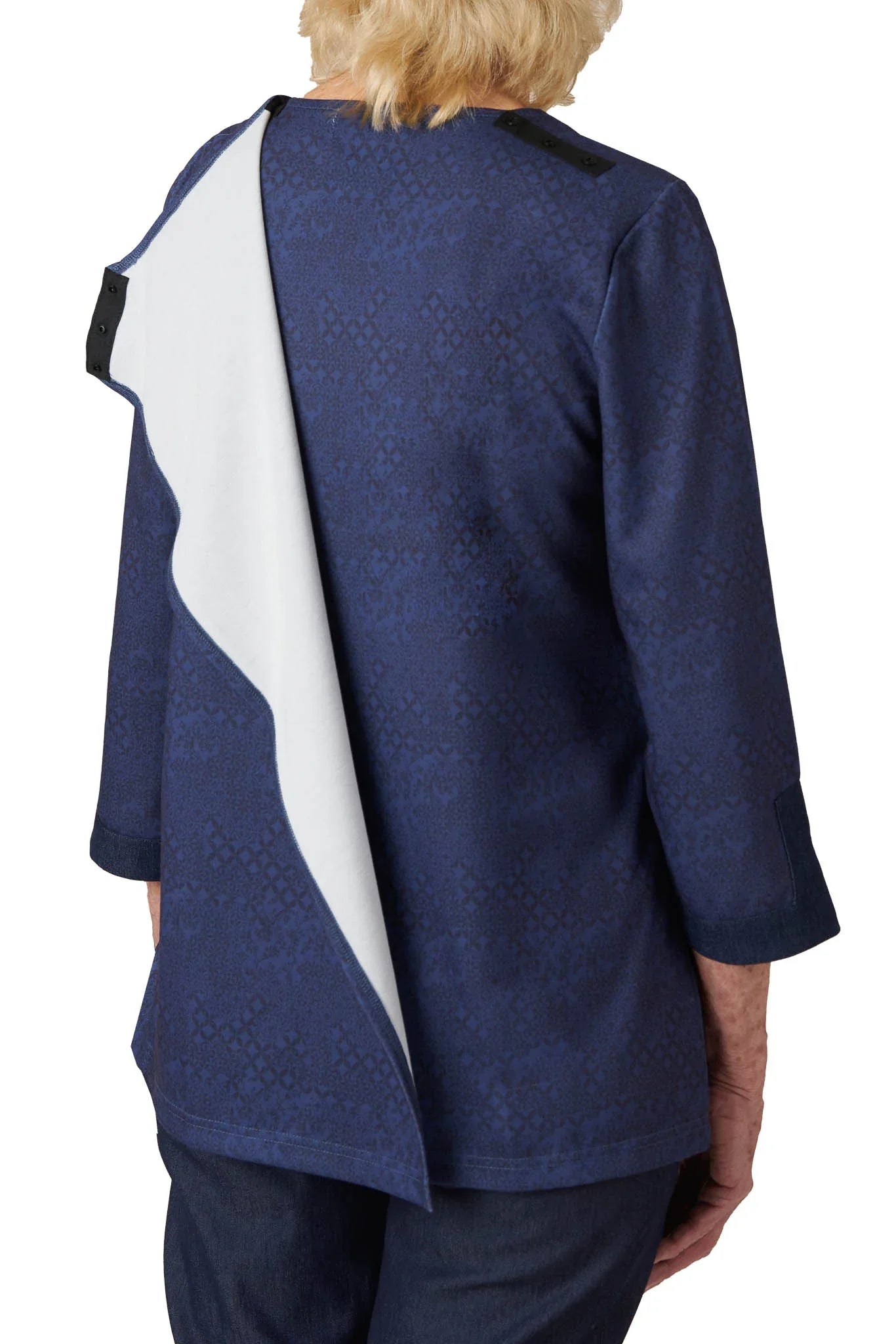 Woman wearing an Ovidis adaptive shirt with back opening and dark blue pattern, for seniors